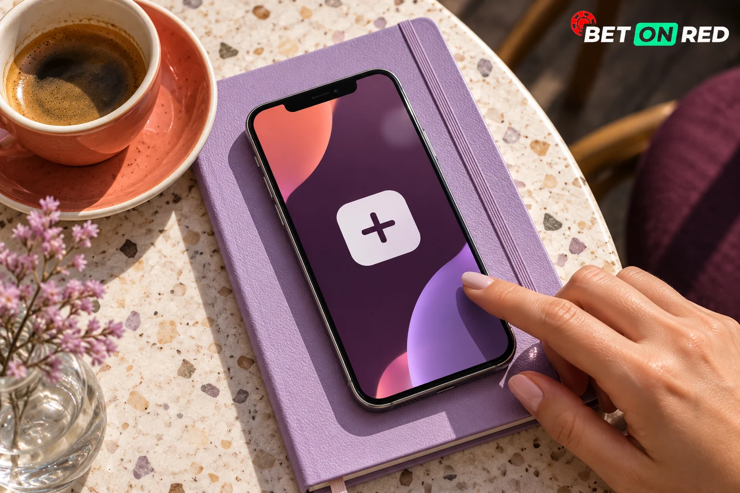 Ilustrace přidání aplikace do telefonu, smartphone na levandulovém zápisníku